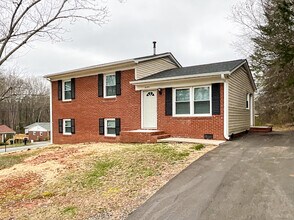 Building Photo - 3201 Spring Valley Dr