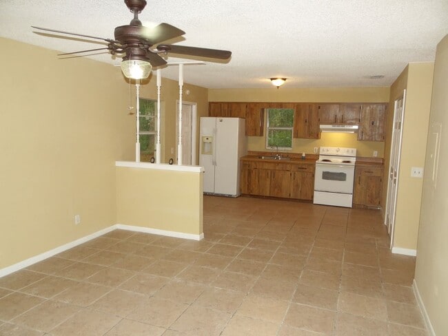 Building Photo - 2/1 rental on a quiet property - MOVE in r...