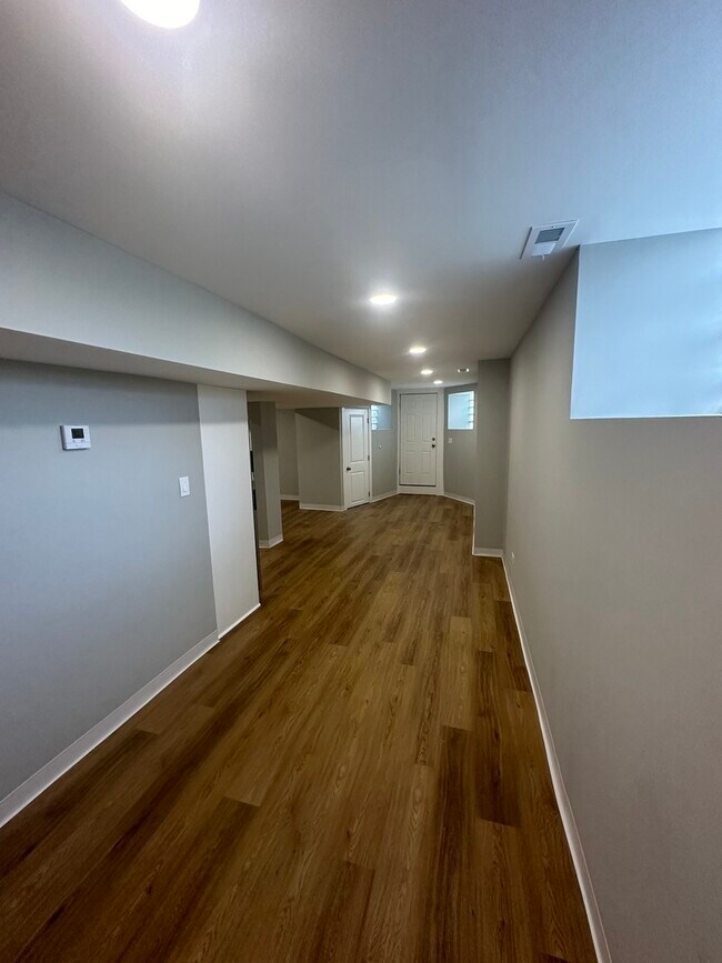 Foto del edificio - 867 E Pershing Rd