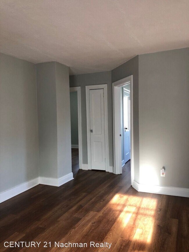 Building Photo - 3 br, 1 bath House - 20 W Southampton Avenue