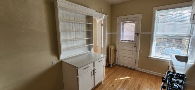 Foto del edificio - 2582 N Stowell Ave
