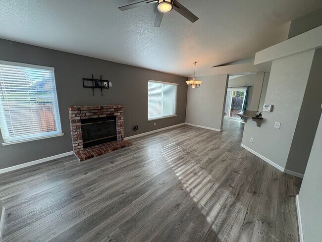 Building Photo - Cozy 3 Bed 2 Bath Home in Brentwood