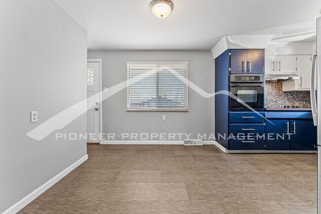Foto del edificio - Spacious Home with Fenced Yard and Washer/...
