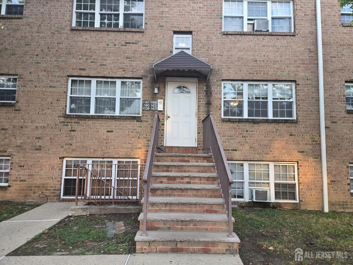 Primary Photo - 143 College Dr