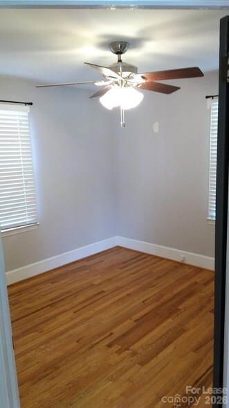 Foto del edificio - 408 W Sandy Ridge Rd