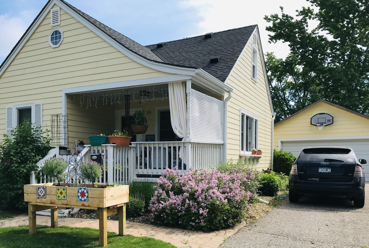 Curb View - 124 Spruce St