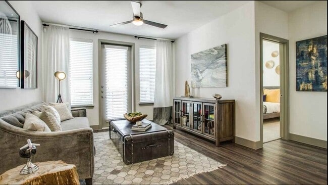 Foto del edificio - 8025 Forest Ln