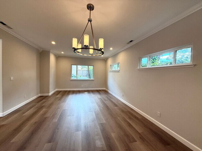 Foto del edificio - Beautifully Maintained 3Bd/2.5Ba Near Capitola Mall!