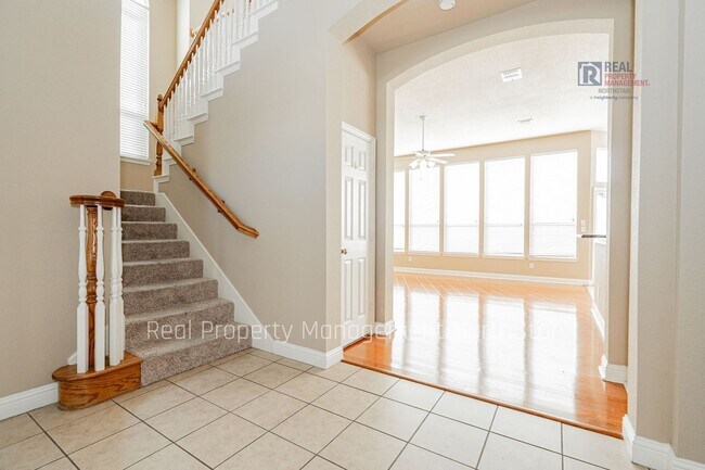 Building Photo - Lake Views! Stunning 4 bedroom, 4 bathroom home in The Shores.