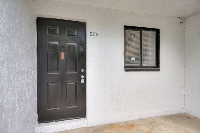 Foto del edificio - 503 Windsong Cir