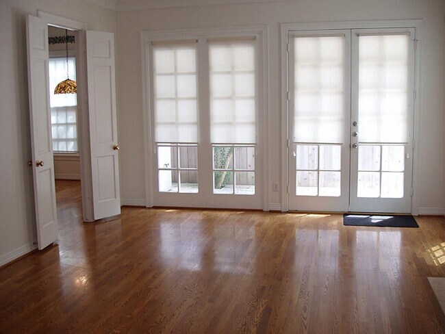 Building Photo - 3389 Maroneal St