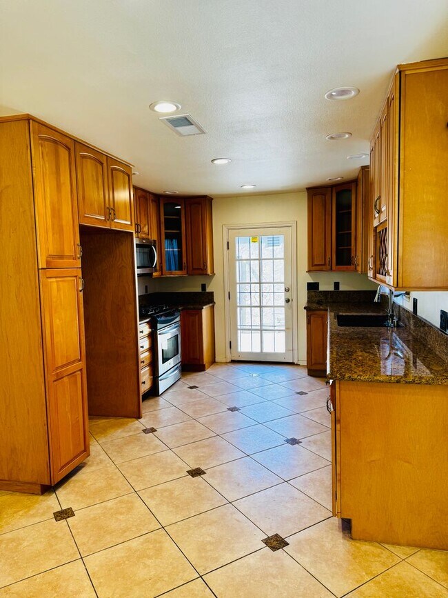 Foto del edificio - 2/1 Townhome with 2 car attached garage & ...