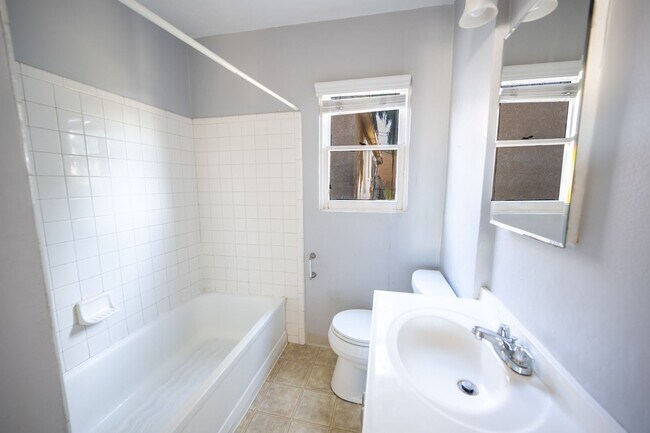 Building Photo - Great 3 Bedroom 1 Bath on Corner With Sepe...