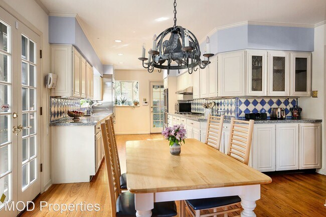 Building Photo - 5 br, 4.5 bath House - 180 N. Dahlia Street