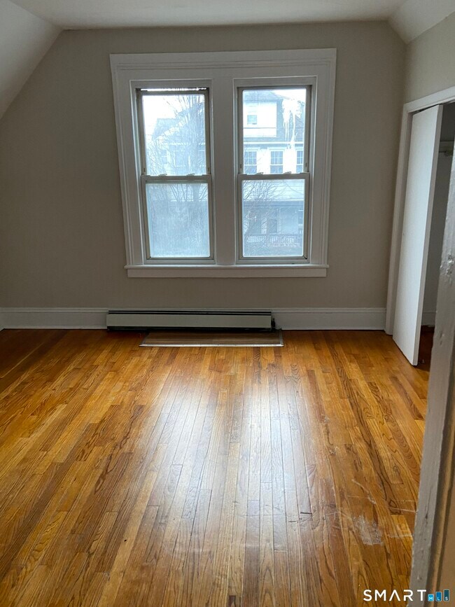 Foto del edificio - 36 Bassick Ave