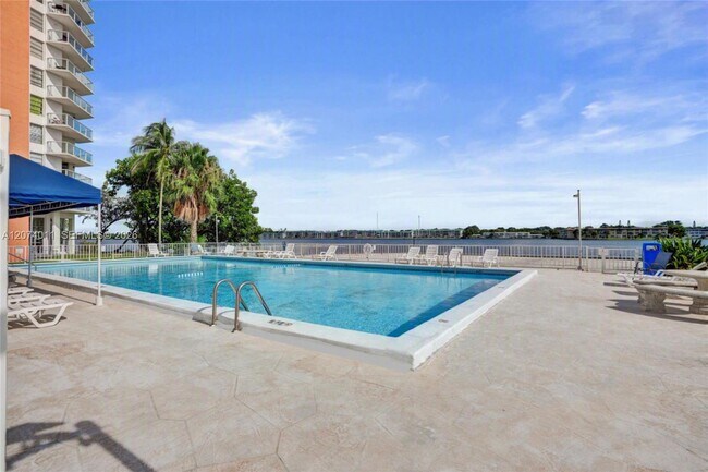 Foto del edificio - 1351 NE Miami Gardens Dr