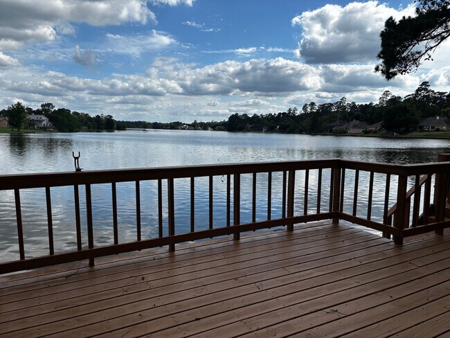 Foto del edificio - Waterfront Townhome in Elkins Lake
