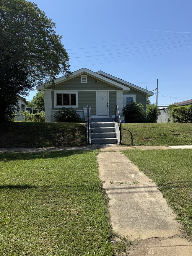 Building Photo - 1625 29th Ave N