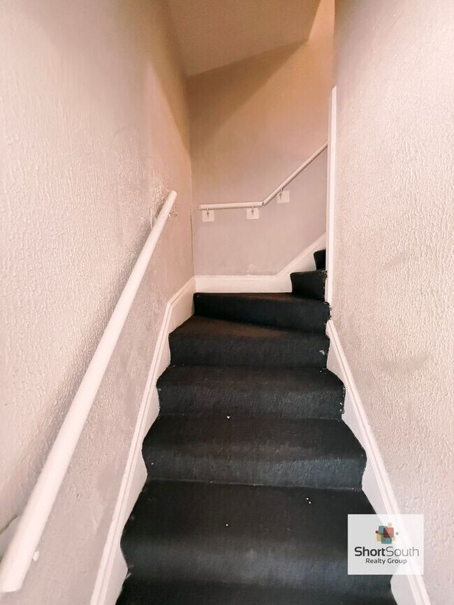 Foto del edificio - Updated 2 Bed 1 Bath upper apartment