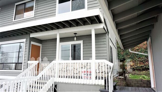 Building Photo - Views, Views and Views in Port Orchard!
