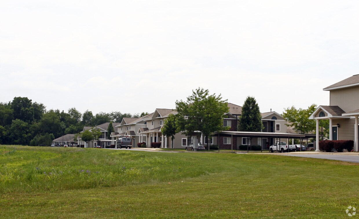 Eagle's Wood & Eagle's Trace Apartments in Dowagiac, MI
