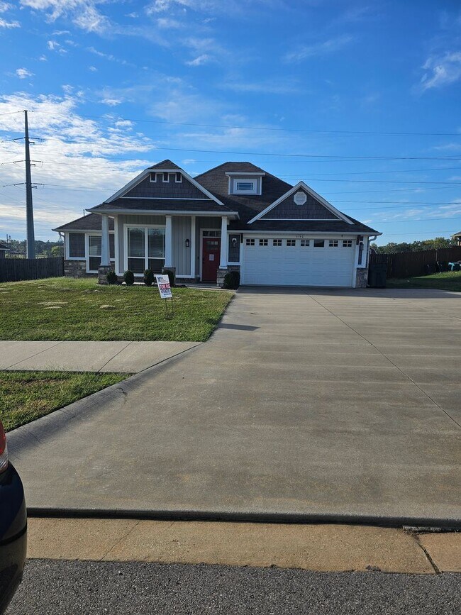 Building Photo - Spacious 3 Bedroom Rental **Available Now**