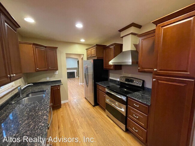 Building Photo - 3 br, 2.5 bath House - 970 S Clayton Way