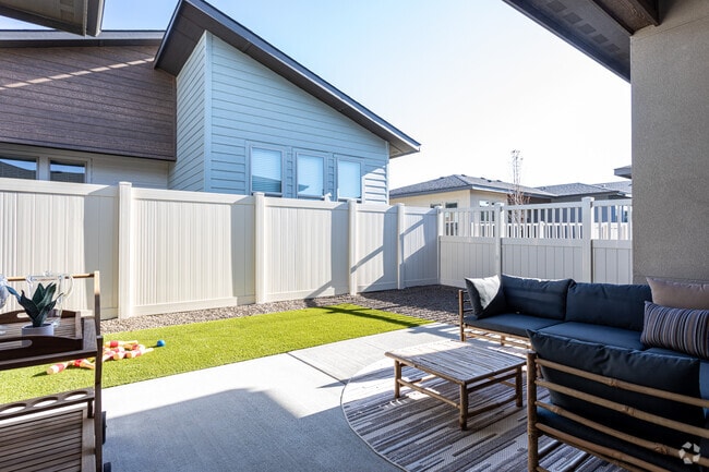 Building Photo - Modern Craftsman - Black Cat