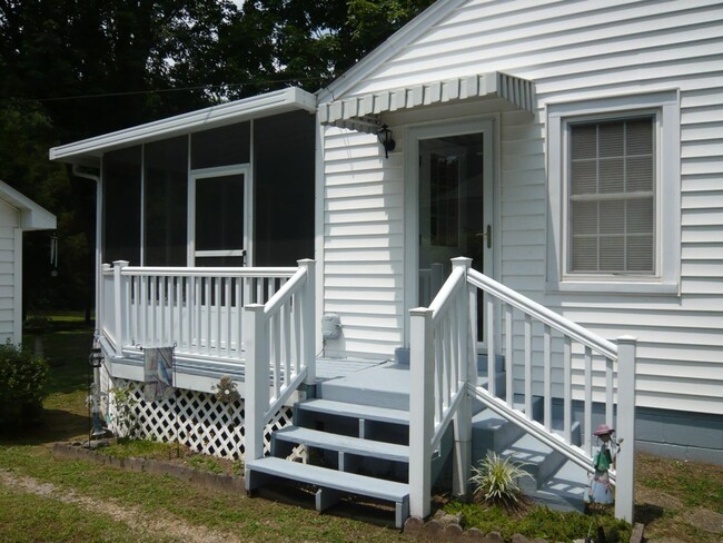 Building Photo - Charming 2 Bedroom Home Rental