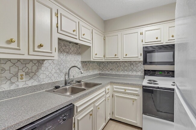Foto del edificio - 764 Fox Ridge Dr