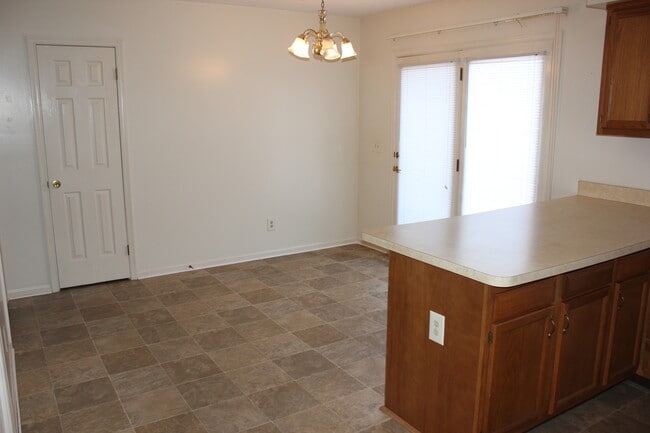 Building Photo - 2 Bedroom, 1 Bath Duplex with Garage