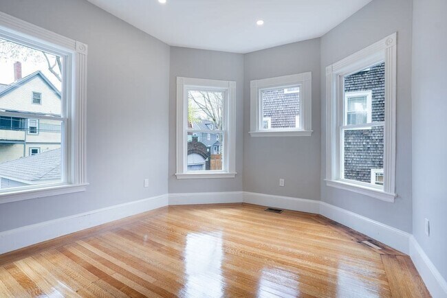 Building Photo - 55 Lyndhurst St