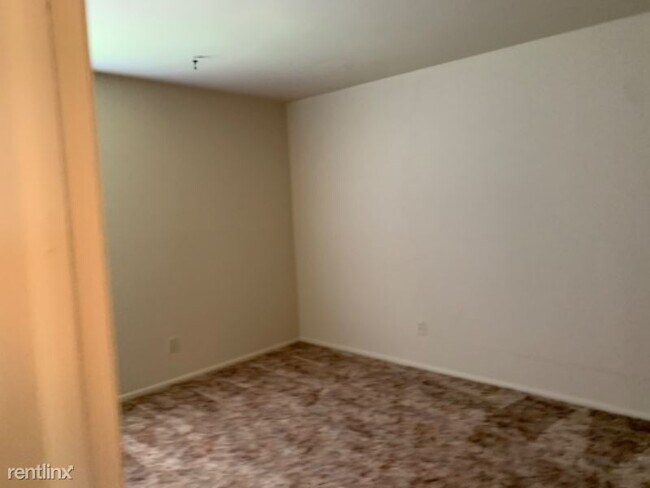 Building Photo - 240 Hillcrest Dr