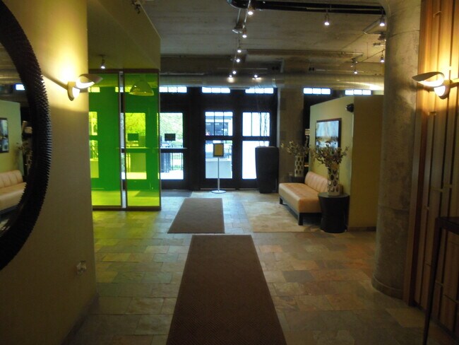 Foto del edificio - 1150 W 15th St