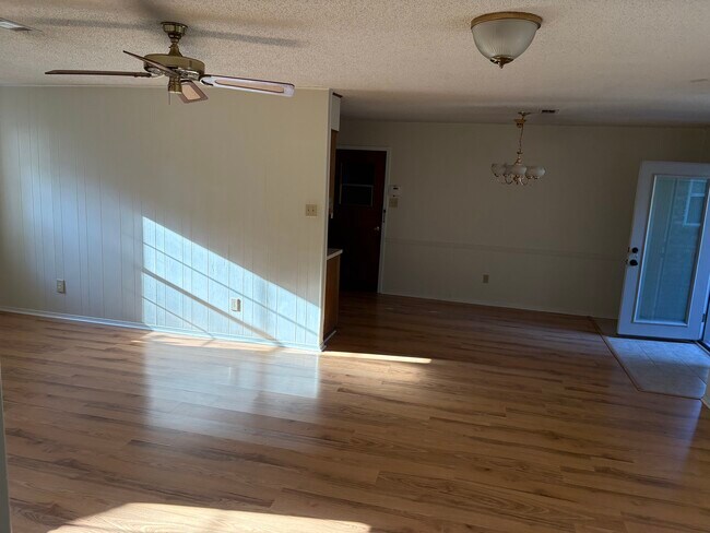 Foto del edificio - 1300 Pinewood Dr