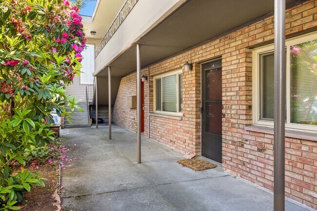 Building Photo - NEW, HIGH-END RENOVATED  1 bed / 1 bath at the Lydia in Ballard! In-Unit Laundry! 2 WEEKS FREE
