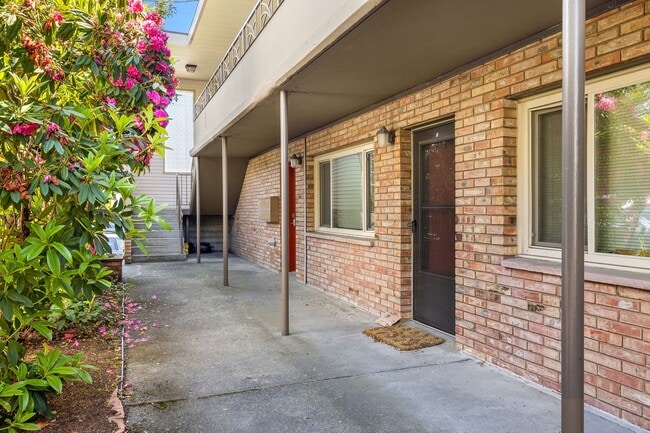 Building Photo - NEW, HIGH-END RENOVATED  1 bed / 1 bath at the Lydia in Ballard! In-Unit Laundry!