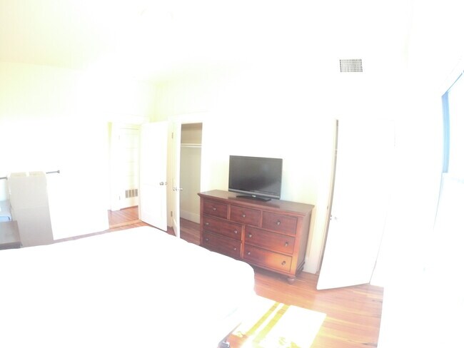 Building Photo - 1394 Beacon St