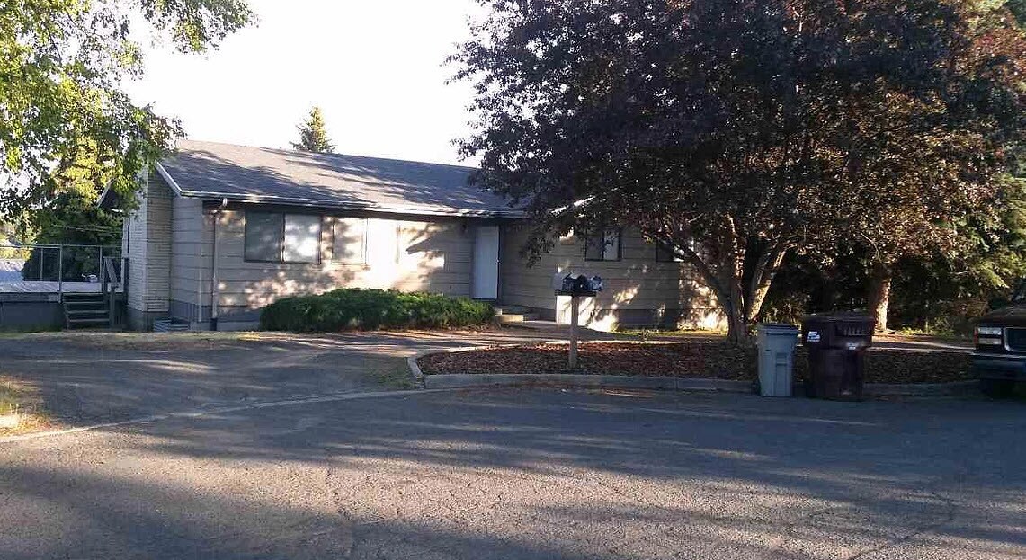 Primary Photo - 215 NW Coryell Point