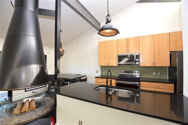 Building Photo - 2202 Trailside Dr