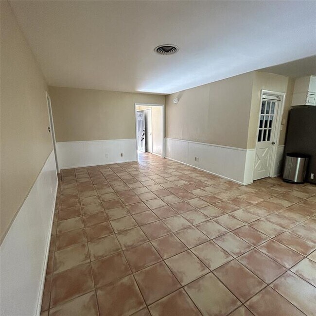 Building Photo - 2602 Roxmoor Dr