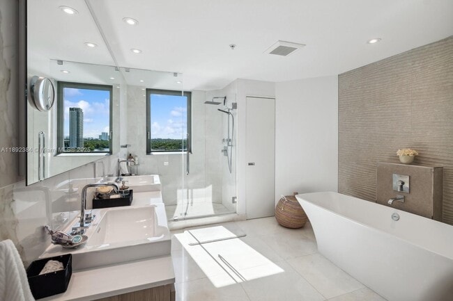 Building Photo - 17111 Biscayne Blvd