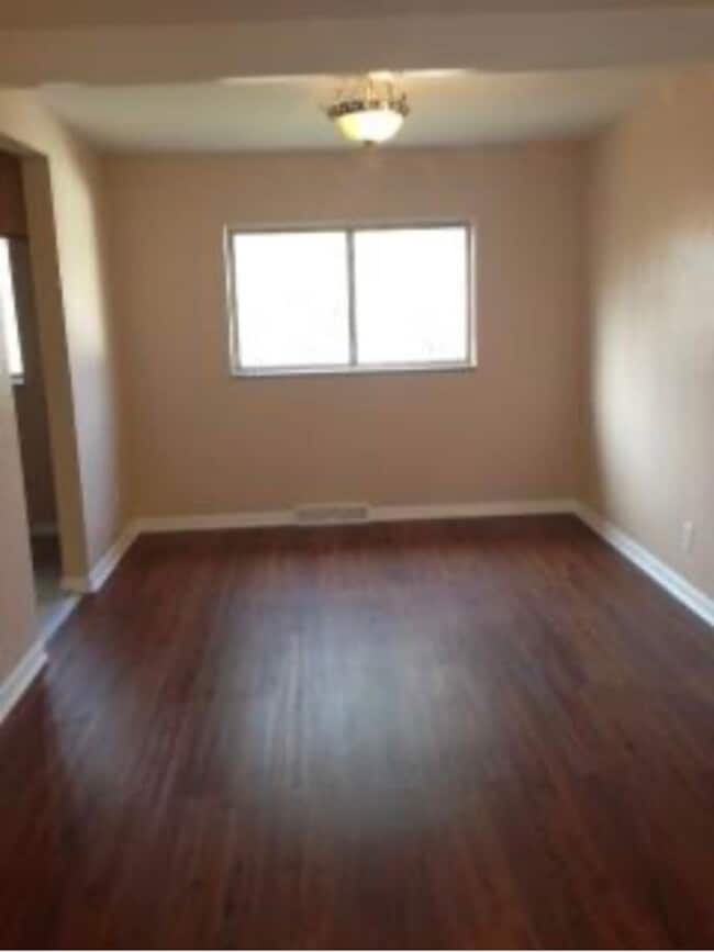 Building Photo - Charming 2 Bdrm/1.5 Bath Townhouse in South Hills