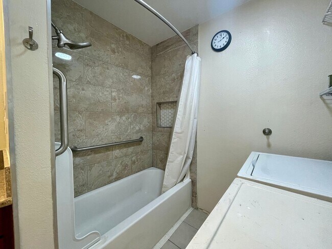 Foto del edificio - For Rent – 2 Bedroom, 1 Bath Home in Waipahu