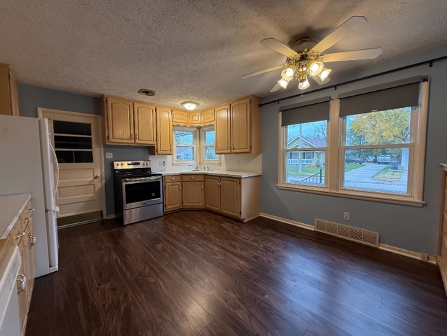 Building Photo - 221 S Thomas St