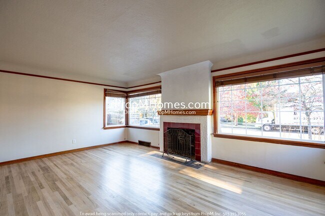Foto del edificio - 4 Bedroom in the Heart of Sellwood! Fenced Backyard and Huge Basement!