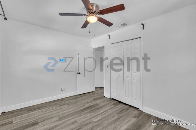 Foto del edificio - 3321 W Iowa Ave