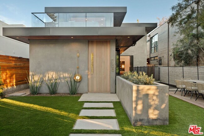 Foto del edificio - 738 Palms Blvd