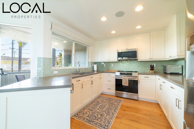 Building Photo - 184 Europa St