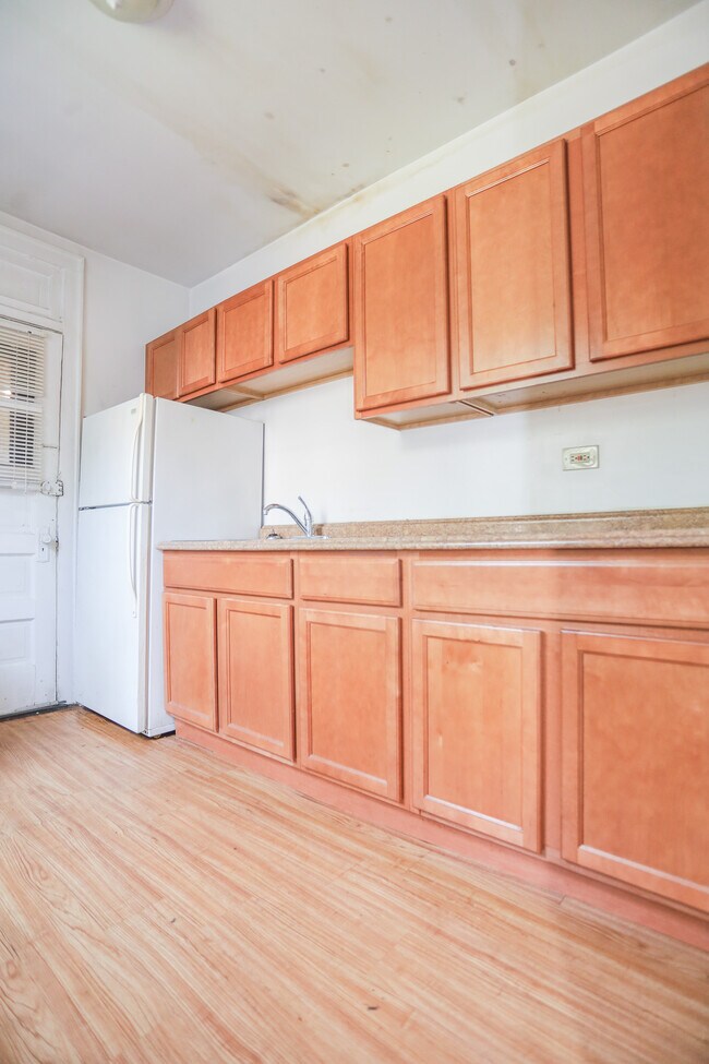 Building Photo - 4250 N Francisco Ave